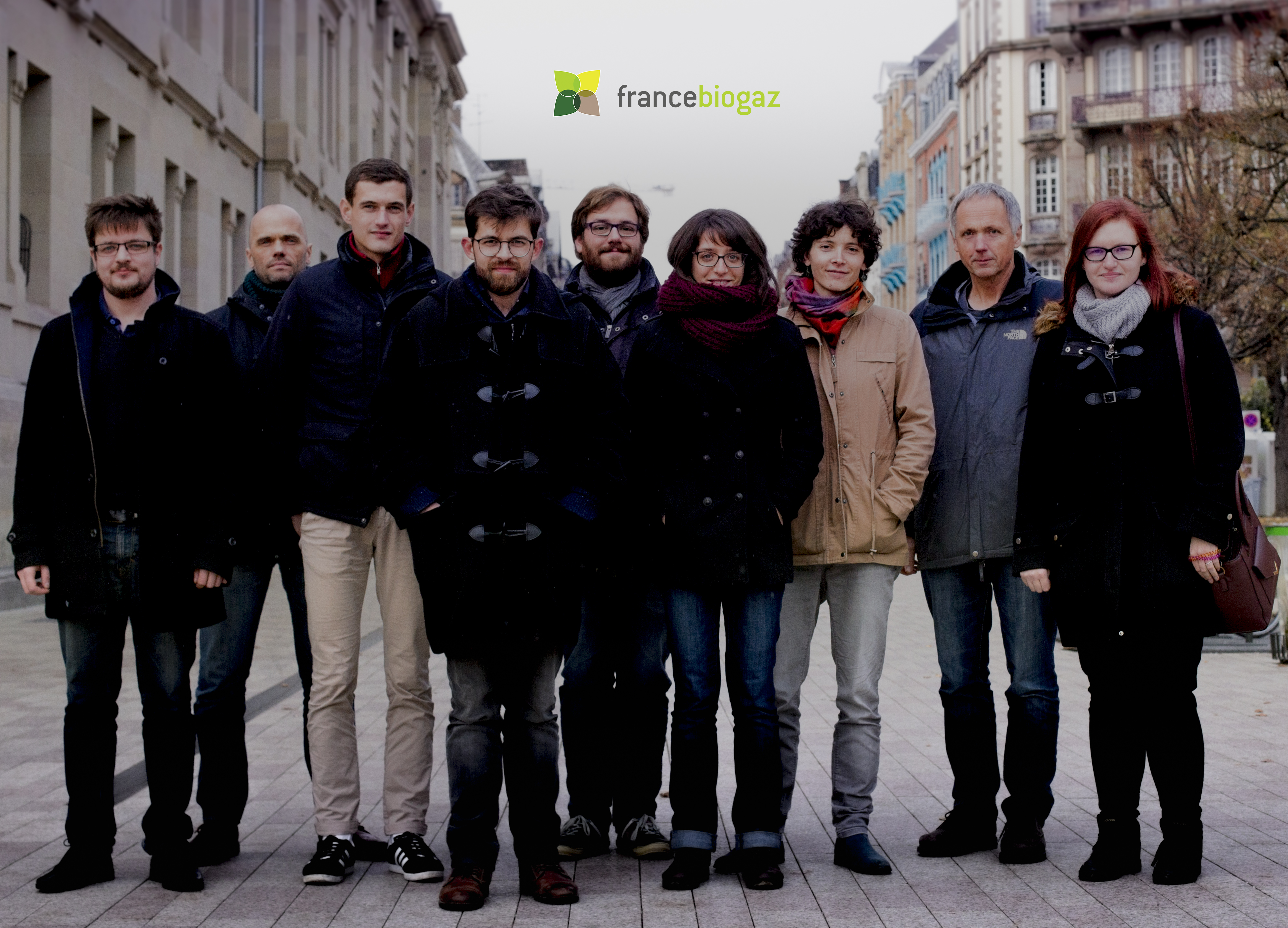 photo_groupe_avec_logo